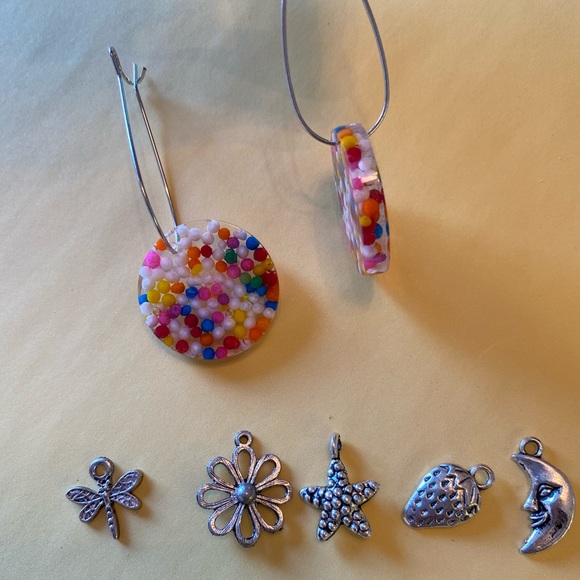 HANDMADE🙋🏻♀️🍩Dangle Earrings w/ Charm! - Picture 15 of 15